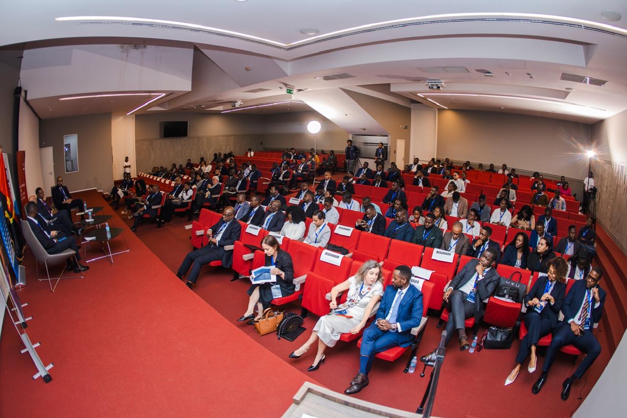 Vista do auditório de uma conferência · 3